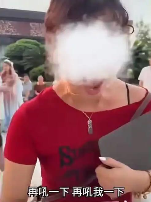 炒股配资中心 极目锐评丨官方通报“洪崖洞游客遭陌生女子强拉拍照”，商拍滋扰游客该重视了